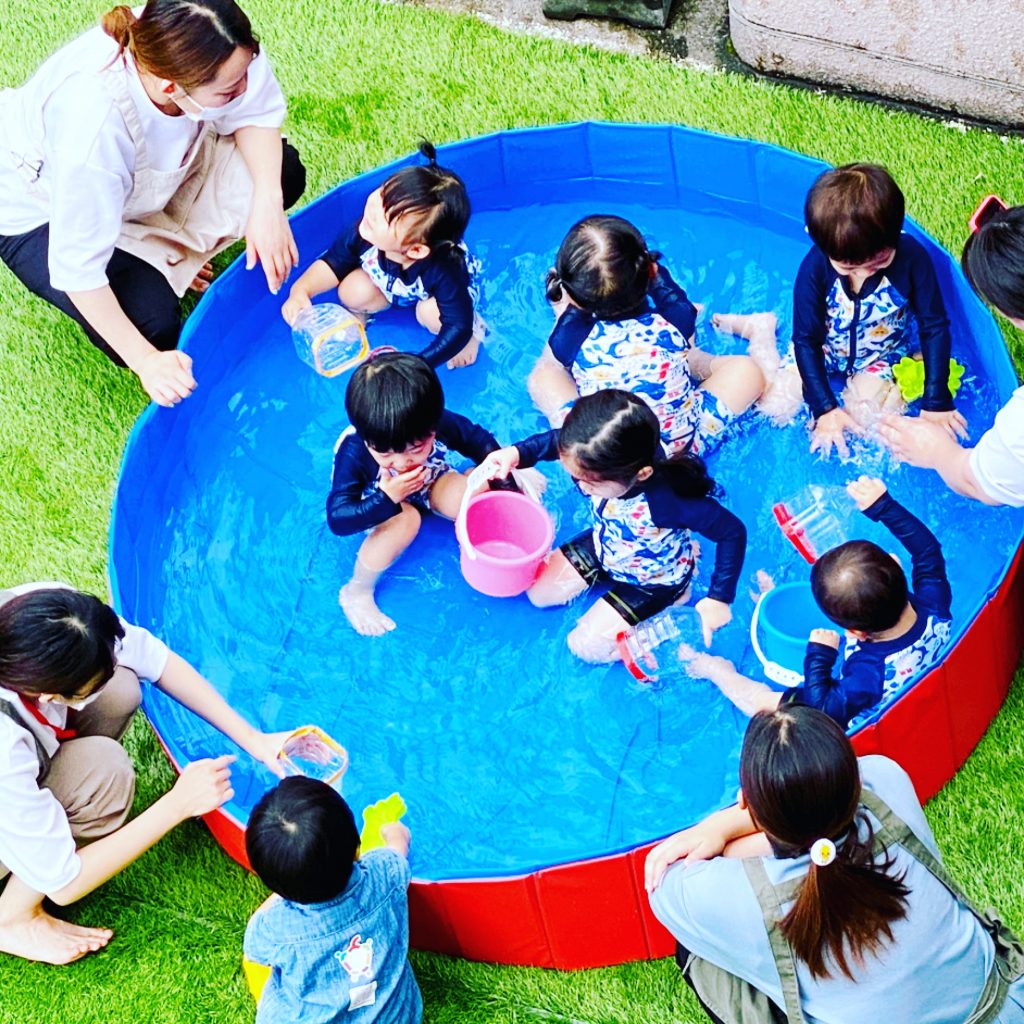 水の大切さを知る。～夏のプール遊び・色水の氷・ペットボトル～【R3 8月】｜パプリカ保育園 | 鹿児島市真砂にある企業主導型保育園
